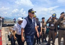 El Primer Ministro visita Koh Phangan para abordar los desafíos que plantean los negocios extranjeros ilegales.