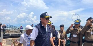 El Primer Ministro visita Koh Phangan para abordar los desafíos que plantean los negocios extranjeros ilegales.