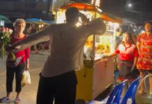 プーケットで、無礼な外国人観光客が飲食代を踏み倒し、唾を吐いたり、鼻水を垂らすジェスチャーをしたり、中指を立てたりする事件を起こし、怒りを買っている。