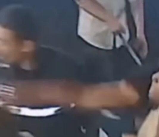 Turistas se enfrentan al personal de seguridad en una discoteca de Patong.