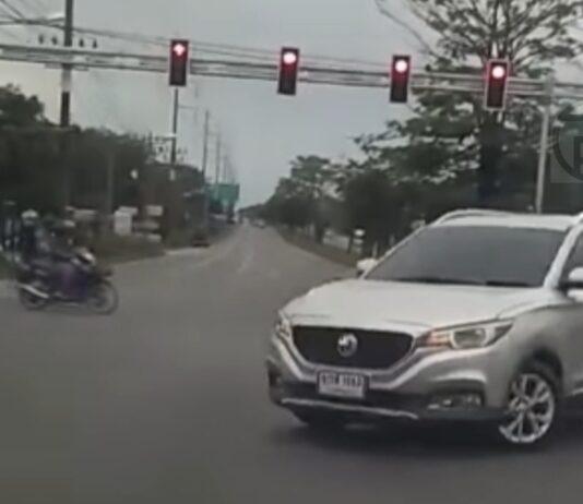 Die rücksichtslose Fahrweise einer Kasachin löst in Thalang eine Verfolgungsjagd und einen Unfall mit zwei Verletzten und Sachschaden aus – VIDEOS