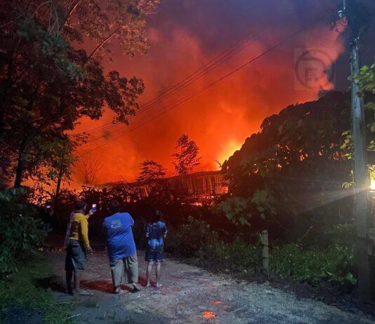 Un incendie ravage un camp de travailleurs à Phuket ; des centaines de personnes fuient dans la panique.