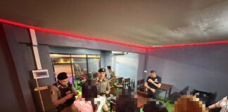 Drei Personen in Phuket wegen des mutmaßlichen Betriebs illegaler Unterhaltungsstätten mit minderjährigen Arbeitern verhaftet