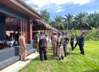 27 thailandesi, sei israeliani, due polacchi, due svizzeri e un sudafricano arrestati a Krabi con terreni per un valore di 499 milioni di baht nell'ambito di un'operazione contro la truffa dei candidati.