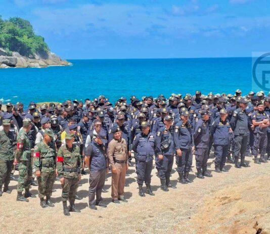 Il ministro guida l'operazione per il recupero della spiaggia di Nui a Phuket.