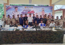 Vier personen gearresteerd in Phuket tijdens inval in illegale cannabiswinkels; bezittingen ter waarde van 2.9 miljoen baht in beslag genomen.