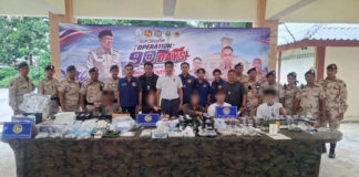 Vier personen gearresteerd in Phuket tijdens inval in illegale cannabiswinkels; bezittingen ter waarde van 2.9 miljoen baht in beslag genomen.