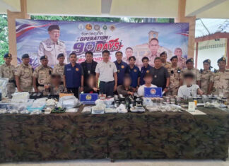 Vier personen gearresteerd in Phuket tijdens inval in illegale cannabiswinkels; bezittingen ter waarde van 2.9 miljoen baht in beslag genomen.