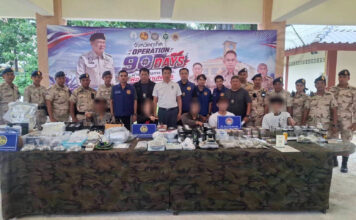 Vier personen gearresteerd in Phuket tijdens inval in illegale cannabiswinkels; bezittingen ter waarde van 2.9 miljoen baht in beslag genomen.