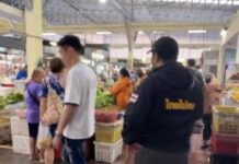 Handhaving tegen illegale arbeid op de markt in het centrum van Phuket leidt tot één arrestatie, velen ontkomen aan controle.
