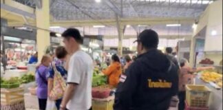 Handhaving tegen illegale arbeid op de markt in het centrum van Phuket leidt tot één arrestatie, velen ontkomen aan controle.