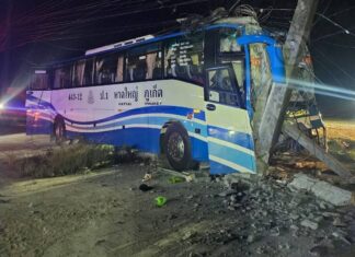 Incidente stradale a Phang Nga: diversi feriti.