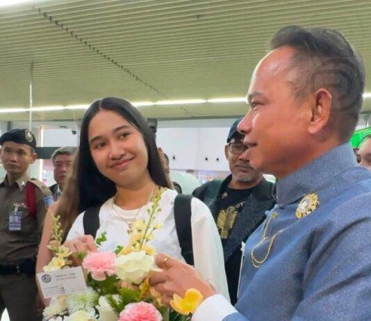 Phuket accueille chaleureusement la jeune star montante Nene Royal lors d'une fête mémorable.
