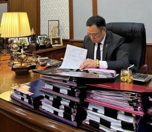Il Primo Ministro thailandese ordina l'espulsione di un israeliano dopo che questi aveva inviato minacce al proprietario dello zoo di Koh Samui; si tratta del primo cittadino a essere espulso in base alle nuove normative più permissive.