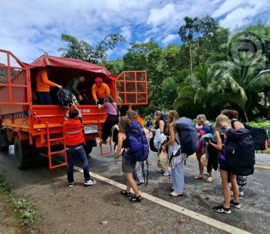 Inundaciones repentinas azotan Khao Sok en Surat Thani; turistas y residentes son evacuados.