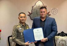 El Servicio Secreto de Estados Unidos homenajea a la policía de Phuket por su lucha contra la falsificación de dólares. 819055767_1459183669709647_4379055454166535899_n