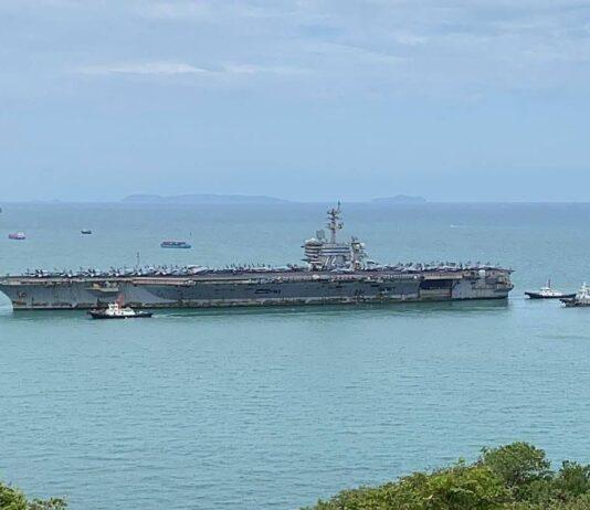 Il gruppo d'attacco della portaerei Abraham Lincoln arriva in Thailandia.