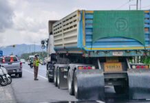 La polizia di Thalang intensifica i controlli sui camion pesanti lungo la principale autostrada di Phuket. 11
