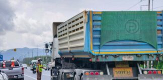 De politie van Thalang voert strengere controles uit op zware vrachtwagens langs de belangrijkste snelweg van Phuket. 11