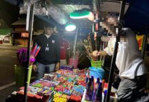 La polizia ha arrestato due persone per vendita illegale di fuochi d'artificio e sequestrato oltre 3,000 articoli in vista del Festival Vegetariano di Phuket. 3