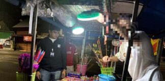 Politie arresteert twee personen voor illegale verkoop van vuurwerk en neemt meer dan 3,000 artikelen in beslag voorafgaand aan vegetarisch festival in Phuket. 3