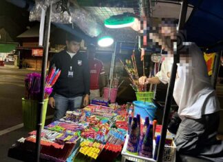 Policja aresztowała dwie osoby za nielegalną sprzedaż fajerwerków, skonfiskowała ponad 3,000 przedmiotów przed Festiwalem Wegetariańskim w Phuket 3