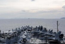 De hauts responsables de la police thaïlandaise visitent l'USS George H.W. Bush lors de son escale à Phuket. 832403039_1424999263102869_1639098952326386966_n