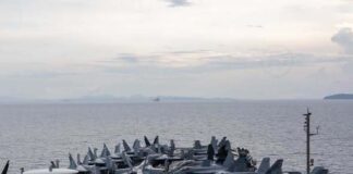 Hoge Thaise politiefunctionarissen bezoeken de USS George HW Bush tijdens een havenbezoek aan Phuket. 832403039_1424999263102869_1639098952326386966_n