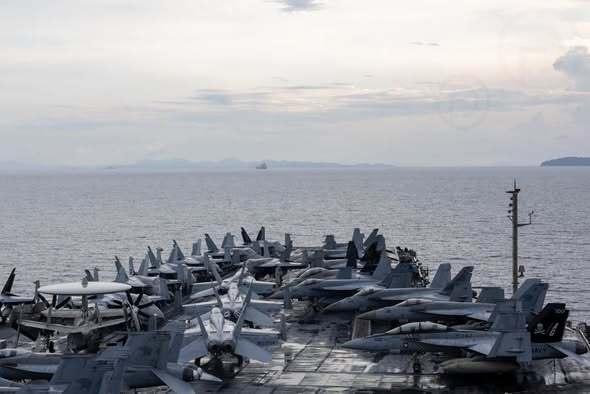 Altos funcionarios de la policía tailandesa visitan el USS George H.W. Bush durante su escala en el puerto de Phuket.