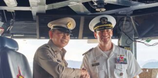 De gouverneur van Phuket bezoekt de USS George HW Bush. 840379522_2057662878216352_4994052366697914209_n