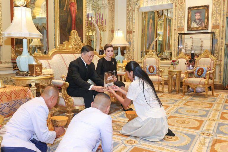 La giovane Nene Royal di Phuket incontra Sua Maestà il Re e la Regina dopo la vittoria ad America's Got Talent.
