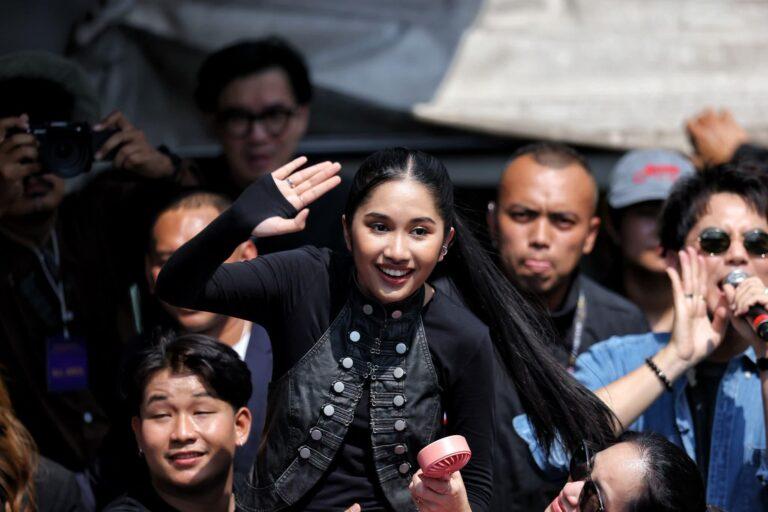 Bangkok ha organizzato una parata di benvenuto per Nene Royal, vincitrice di America's Got Talent.