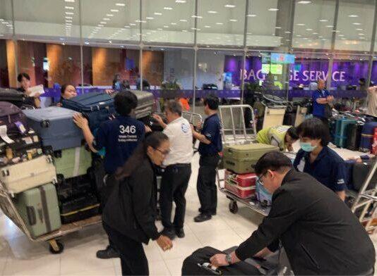À compter du 16 octobre, les aéroports thaïlandais pourront ouvrir les bagages enregistrés suspects sans la présence de leur propriétaire, suscitant des réactions mitigées en ligne. fb_img_17905085755908472119255982363027-696x392-1