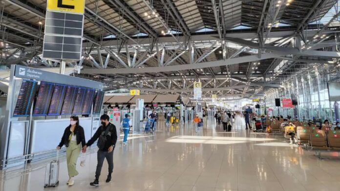 Buitenlandse expats, internationale toeristen en Thaise reisbureaus zijn woedend over de voorgestelde vertrekbelasting van 1,000 baht in Thailand.